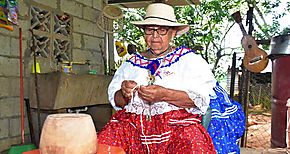 Florentina Moreno la Manito Ocueña que hace patria elaborando polleras y sombreros