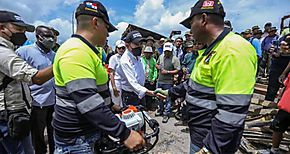 Presidente inspecciona trabajos de reconstrucción y entrega de ayuda humanitaria en Wala