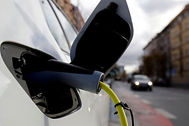 Ventas de coches eléctricos se disparan en Europa a medida que la región se prepara para abandonar la gasolina y el diésel