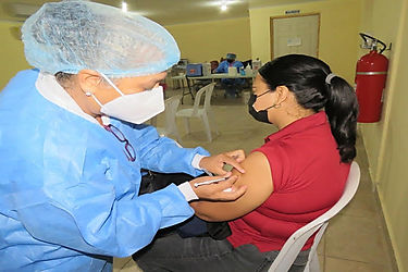 Minsa amplía cobertura con vacunación extramuro en la capital