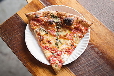 La mejor forma de recalentar la pizza para que esté buenísima al día siguiente y cómo guardarla correctamente