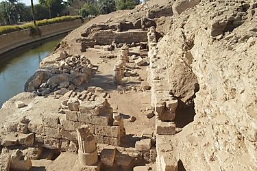 Arqueólogos egipcios descubren 85 tumbas antiguas una torre y las ruinas de un templo de la diosa Isis