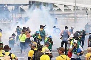 Partidarios de Bolsonaro asaltan edificios del estado y chocan con la policía en Brasilia