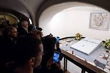 Abren acceso al público a tumba de Benedicto XVI