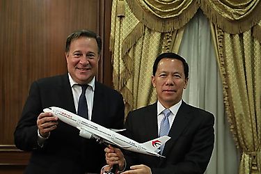 Ejecutivos de Aerolínea China Eastern se  reúnen  con el  presidente Varela