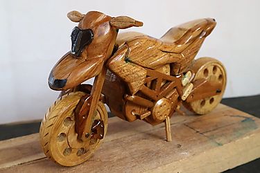 Esta Ducati Hypermotard es una pequea moto hecha slo con madera pocas herramientas y mucha imaginacin
