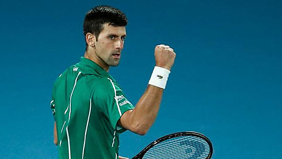 Serbio Djokovic accede a cuartos en tenis de Wimbledon