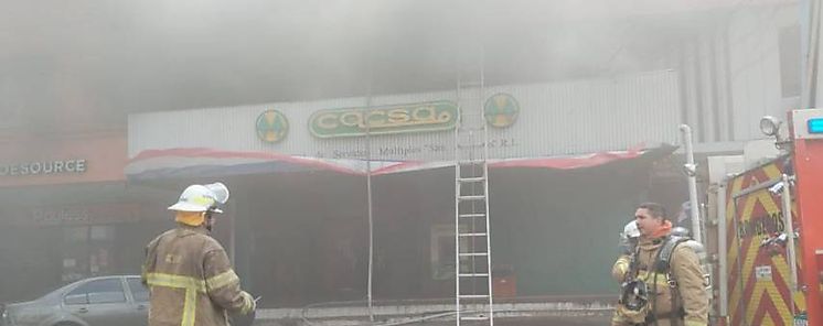 Dos locales comerciales afectados por incendio en Santiago