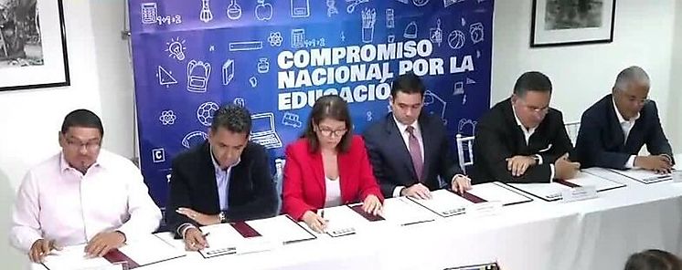 Candidatos presidenciales firman acuerdo por la educacin