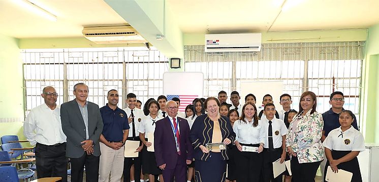 Embajada de Estados Unidos entreg donacin al Colegio de Artes y Oficios